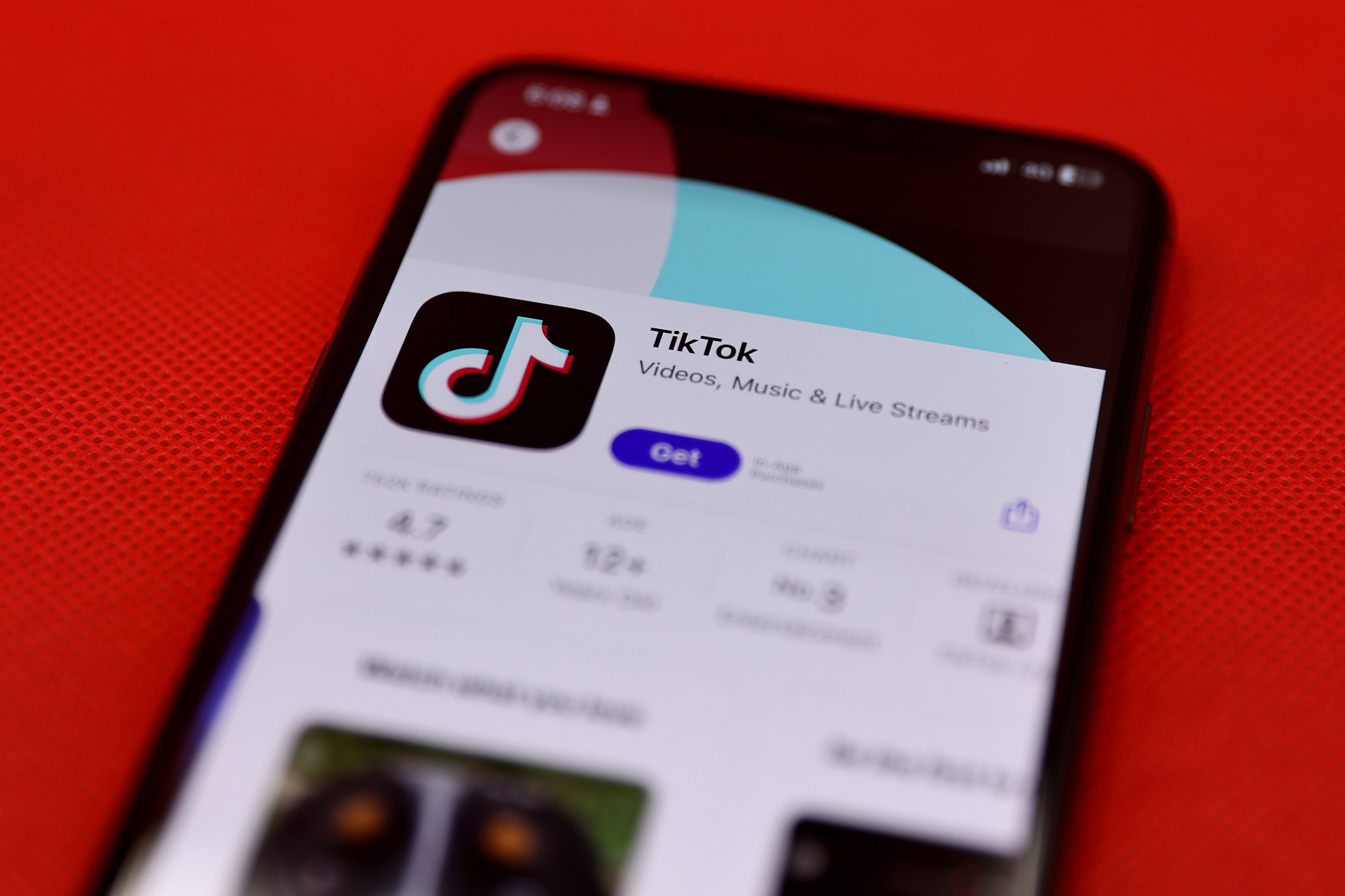 Australia Bans TikTok, Instagram for Under-16s With World-First Law