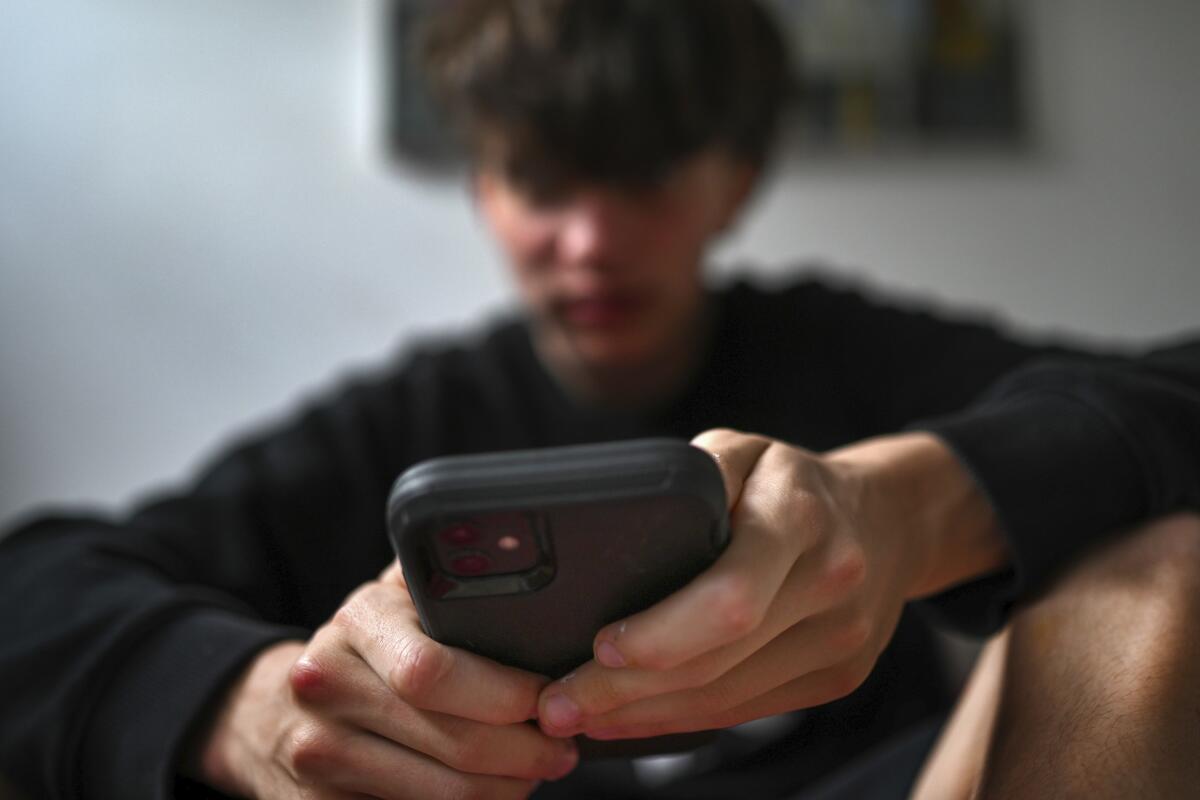 Australia Bans TikTok, Instagram for Under-16s With World-First Law