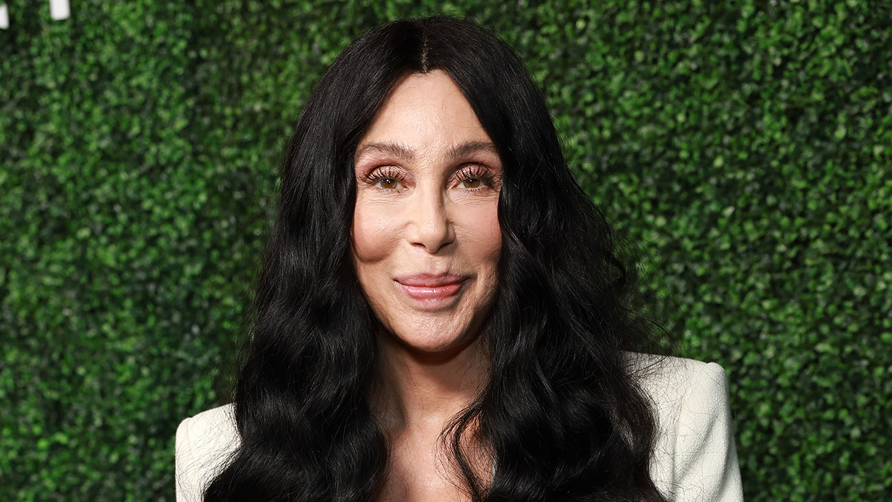 Cher Slams 'Mask' Director Peter Bogdanovich, Calls Him 'a Pig'