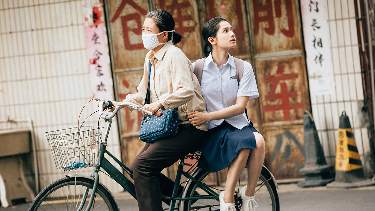 Reborn-production-stills-the-female-protagonist-and-her-mother-H-2024.jpg
