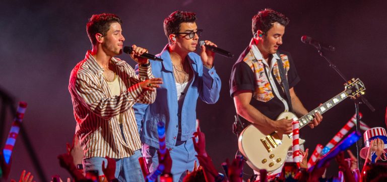 The-Jonas-Brothers-1-e1732630732212.jpg