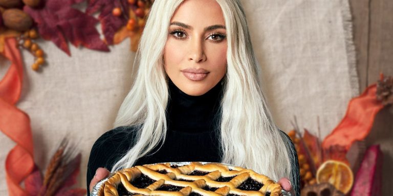 inside-a-typical-kardashian-family-thanksgiving-dinner.jpg