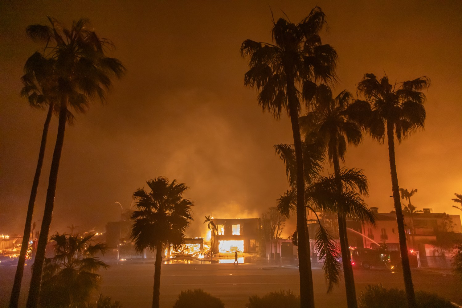 Los Angeles’ Sunset Fire Threatens Hollywood Bowl, Walk of Fame
