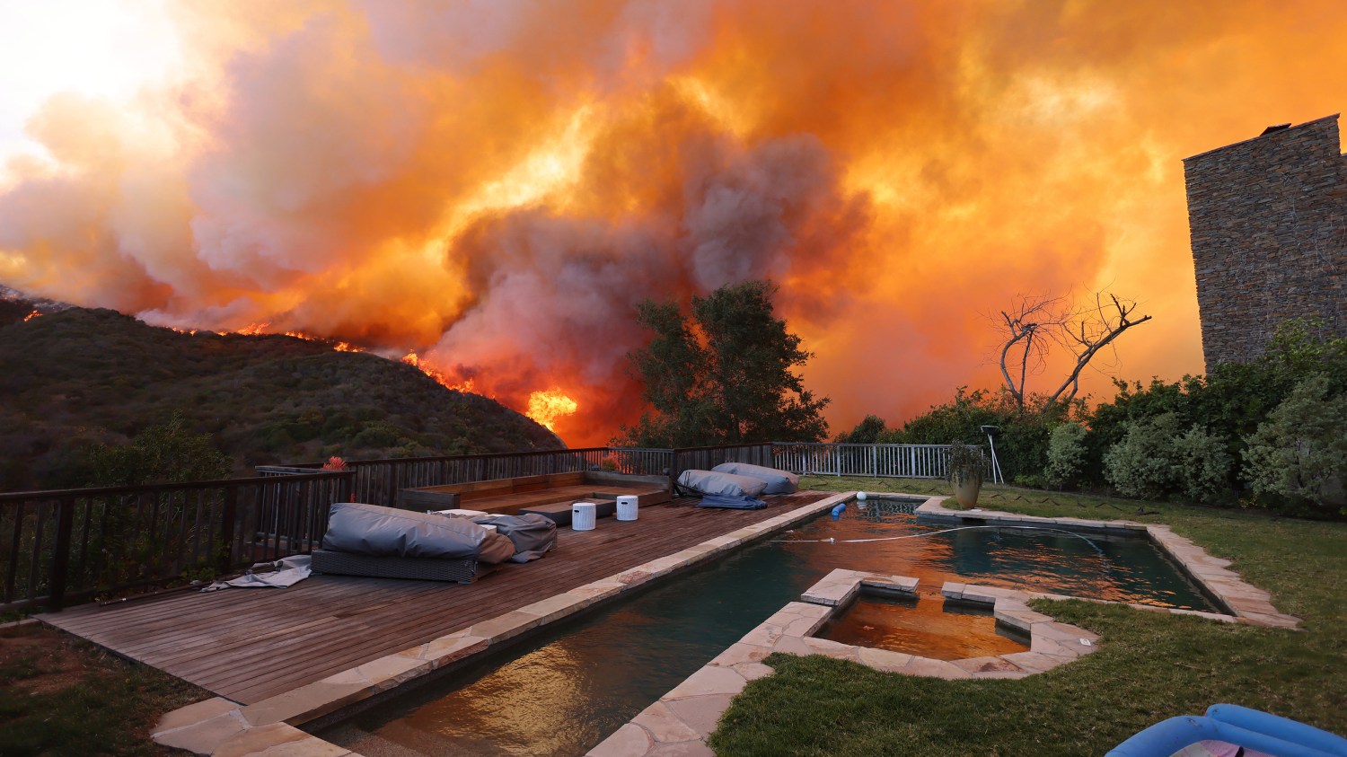 Steve Guttenberg Says Pacific Palisades Fire Is 'Unbelievable'