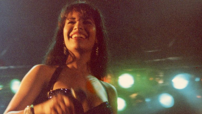 Selena_y_Los_Dinos-Still_1-H-2025.jpg