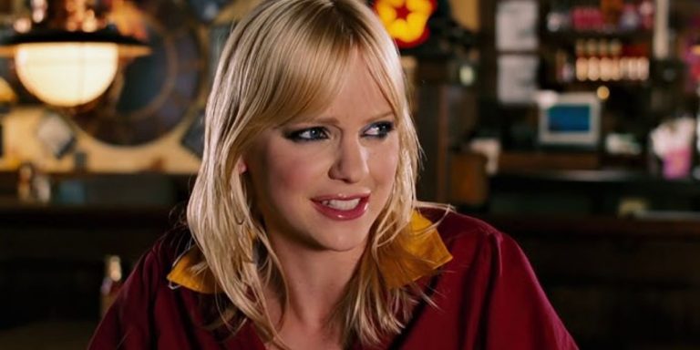 anna-faris-as-serena-in-the-comedy-waiting-1.jpg