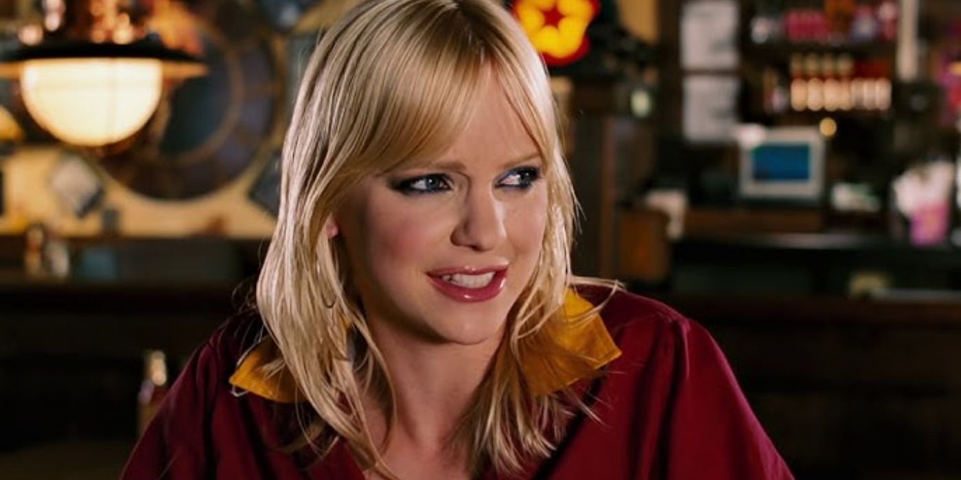 anna-faris-as-serena-in-the-comedy-waiting-1.jpg