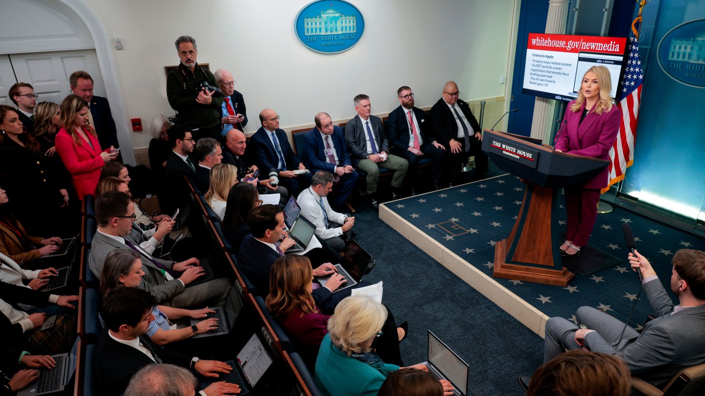 Podcaster and Content Creators Now Eligible For White House Press Pass