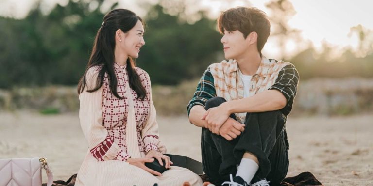 shin-min-a-and-seok-ho-sitting-on-the-sand-in-hometown-cha-cha-cha.jpg
