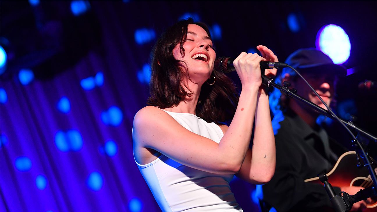 Gracie Abrams performing.