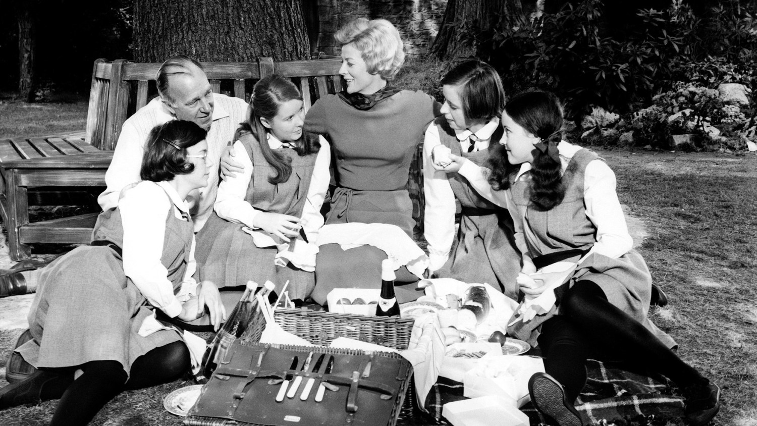 Maggie Smith and others in THE PRIME OF MISS JEAN BRODIE