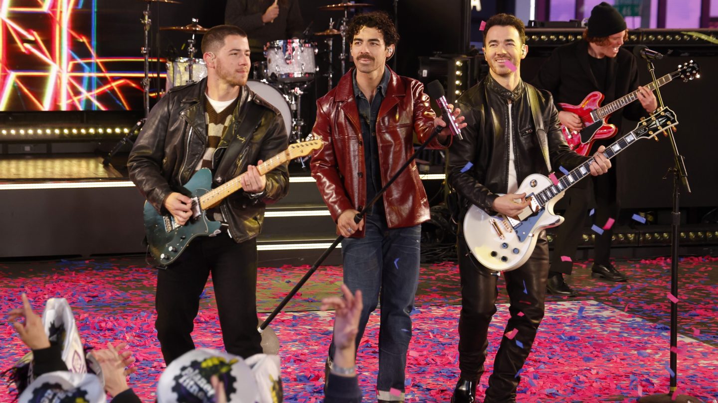 Jonas Brothers Set Free Fan Convention JonasCon in New Jersey