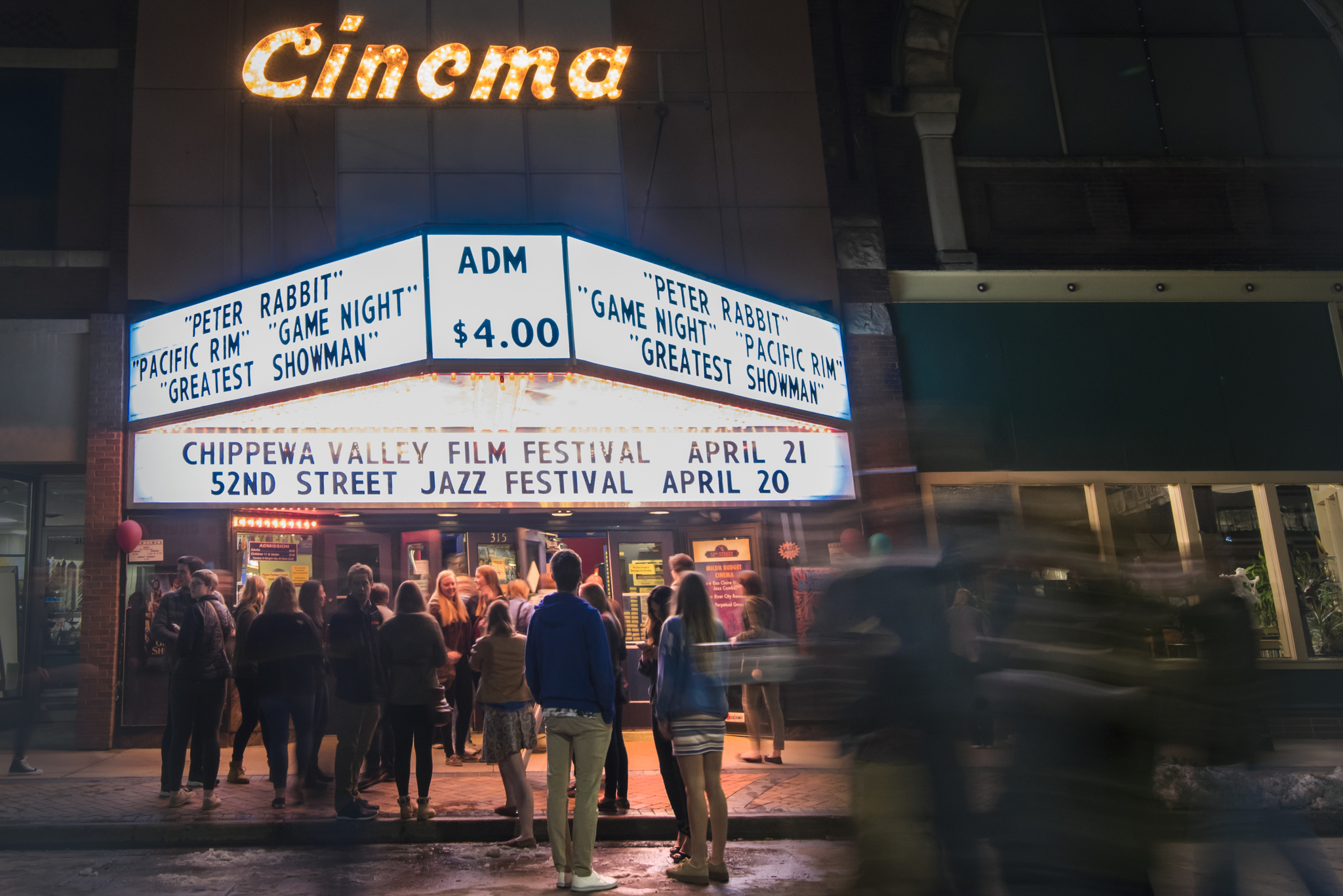 Catch a Flick: Movie Theater Guide for Oakwood Mall, Eau Claire WI.