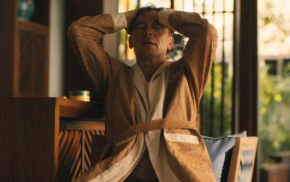 ‘White Lotus’ Star Jason Isaacs Nude Scene Was a Prosthetic