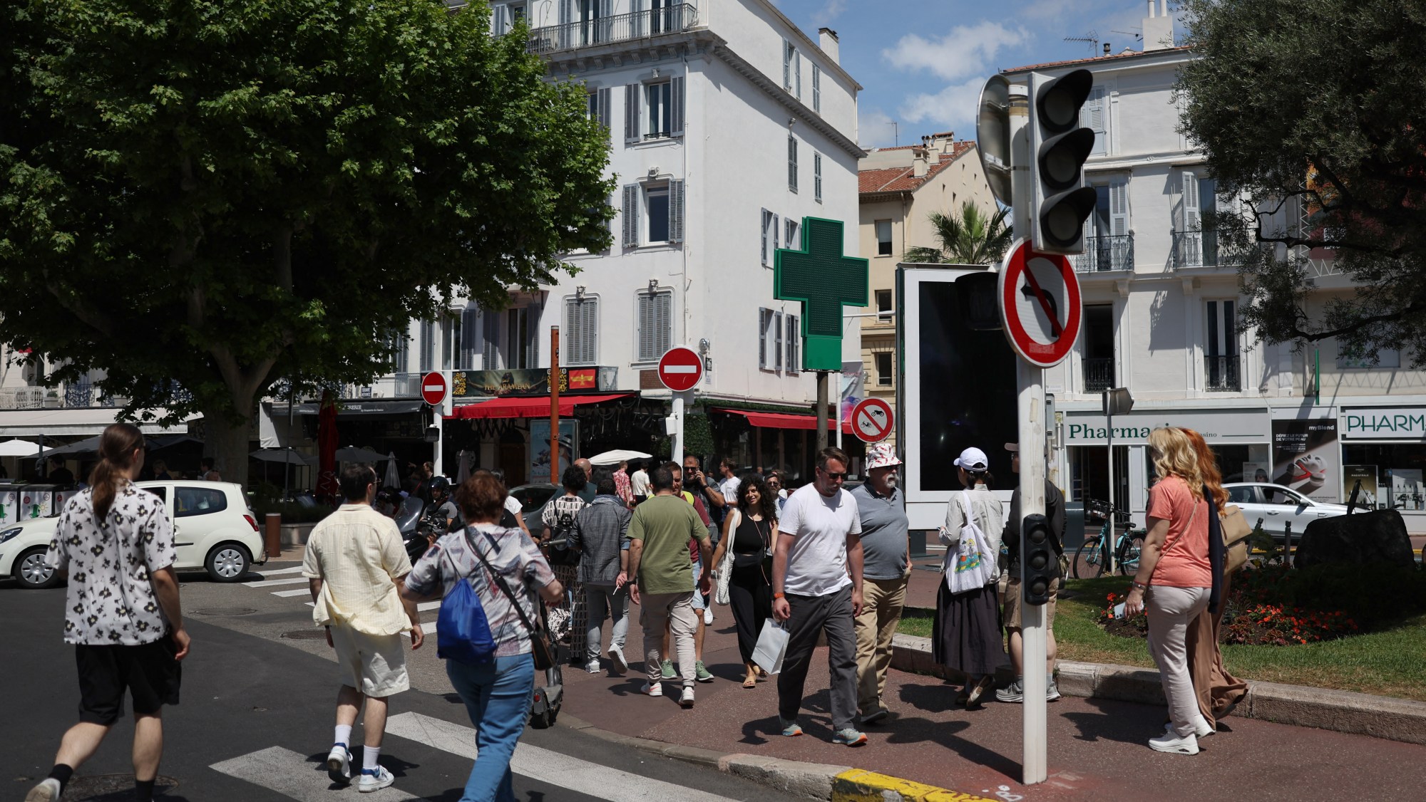 Cannes Power Outage Disrupts City, Festival Continues