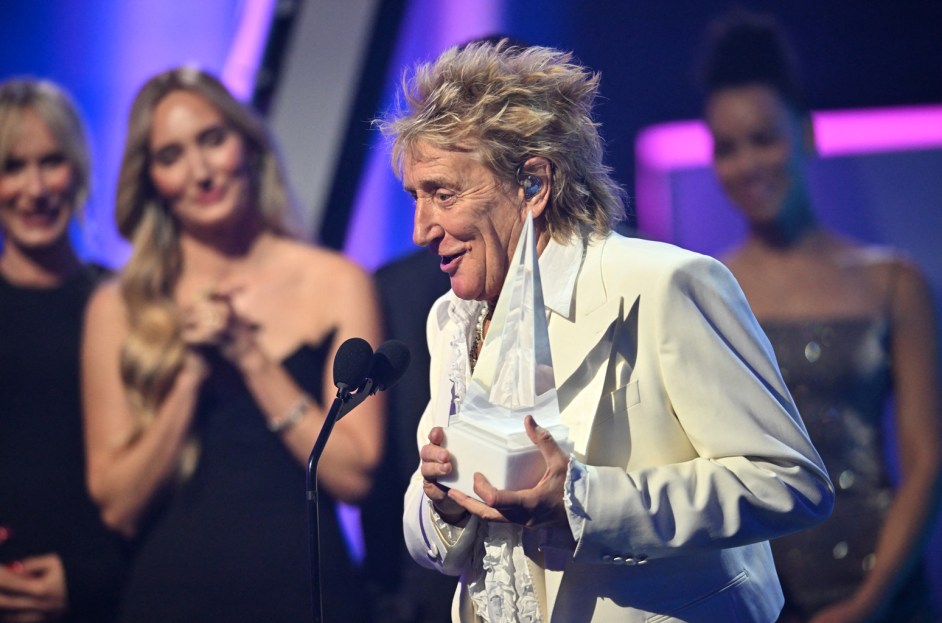 Rod Stewart Performs 'Forever Young' at 2025 AMAs