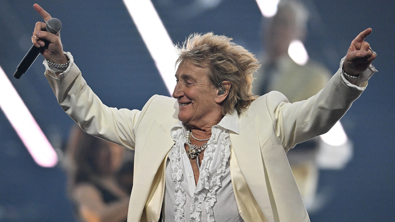 Rod Stewart Performs 'Forever Young' at 2025 AMAs