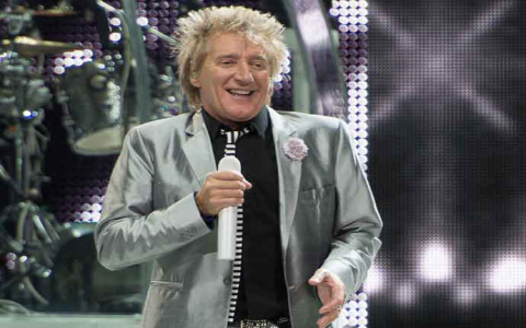 Rod Stewart Performs ‘Forever Young’ at 2025 AMAs