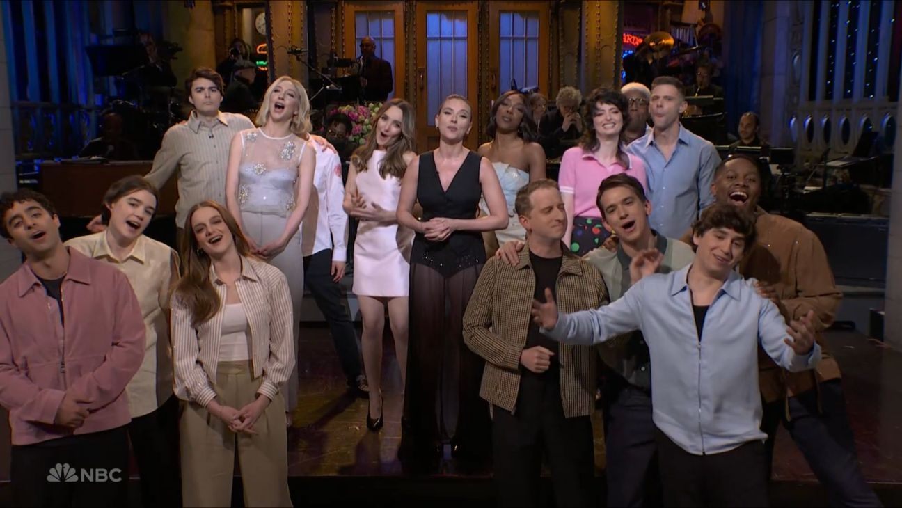 Scarlett Johansson and Cast Sing 'Piano Man' Parody