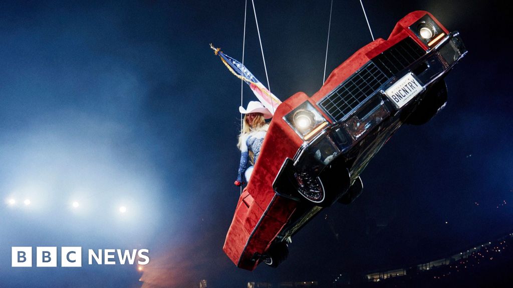 Beyoncé Pauses Show After Prop Car Tilts in the Air