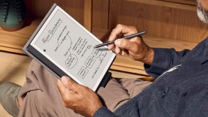 Kindle-Scribe-Lifestyle-H-MAIN-2025.jpg