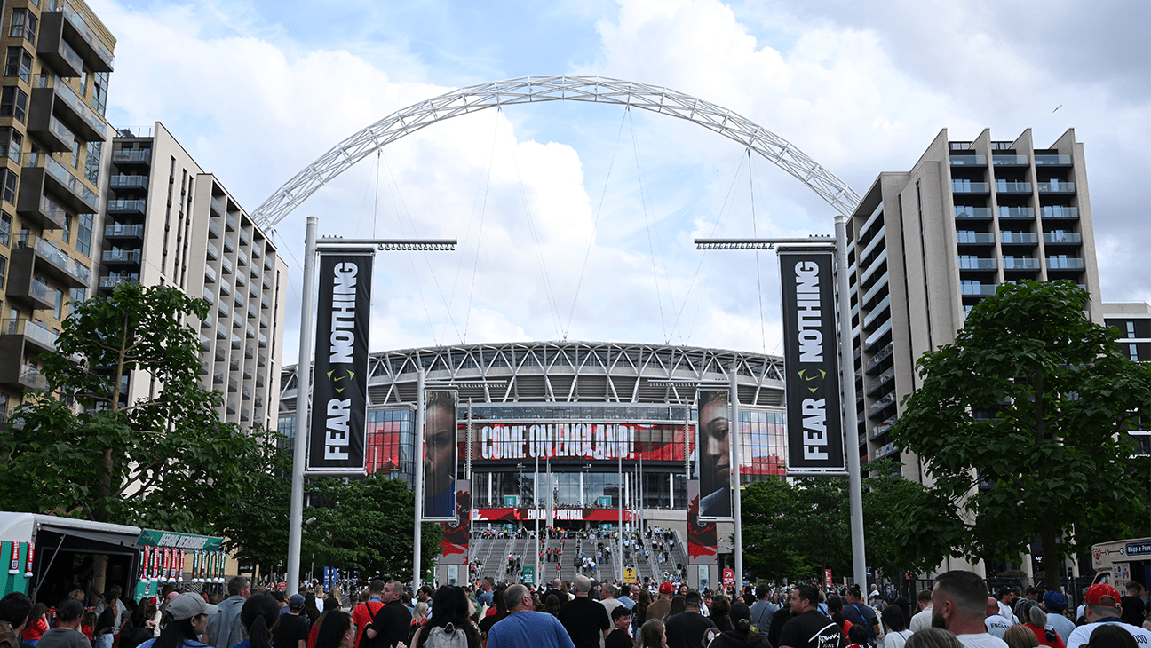 Oasis Fan Dies After Falling During Show at London's Wembley Stadium