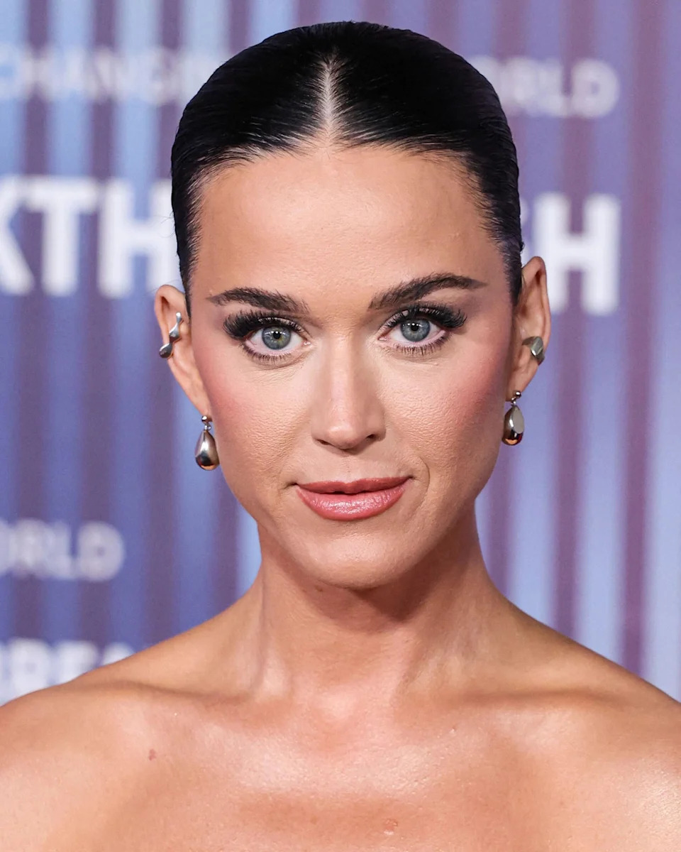 400 Celebs Sign Statement Backing Host