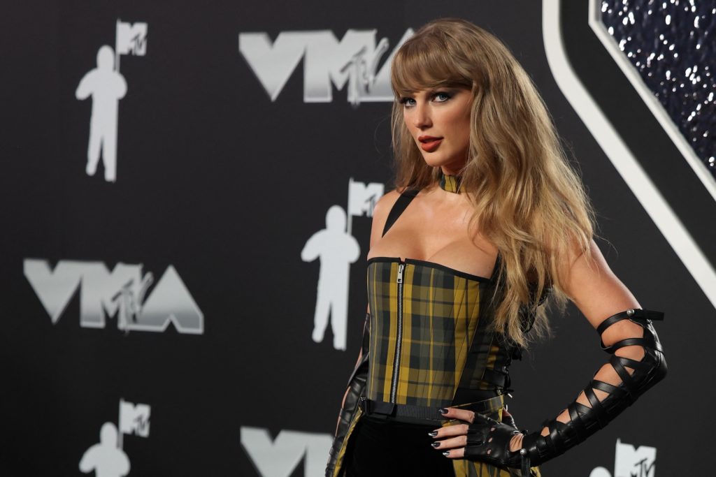 400 Celebs Sign Statement Backing Host