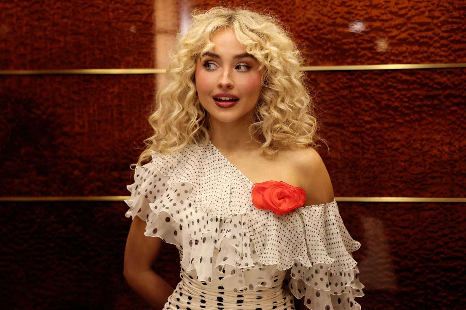 Sabrina Carpenter Hosts 'Saturday Night Live'