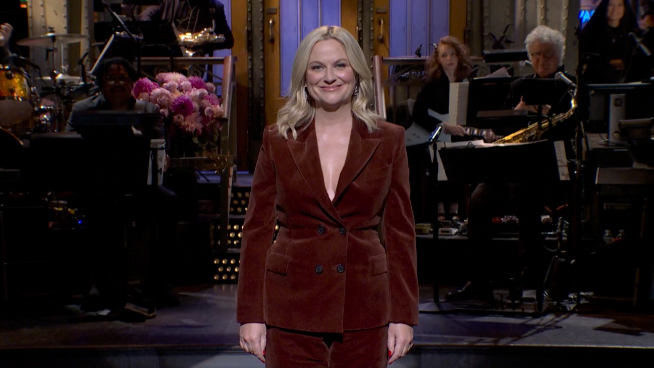 Tina Fey, Seth Meyers Make Weekend Update Cameo With Amy Poehler