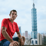 Alex-Honnold-netflix-special-publicity-H-2025.png
